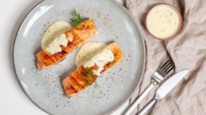 Стейк из лосося под сливочным соусом с укропом