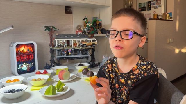 Пробую разные фрукты 🍓🫐🍊🍑