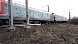 Пассажирский поезд Москва-Мурманск проезжает мимо