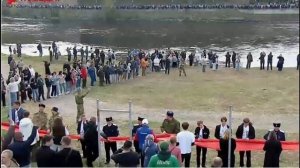Нарва: парад через реку и полиция против кисточек и краски.