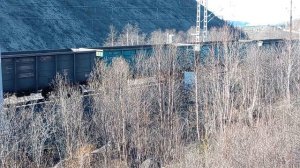Быстрый грузовой поезд проезжает мимо