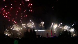 9 мая 2026 г Праздничный фейерверк у стелы в Городе воинской славы Тихвин площадь маршала Мерецкова