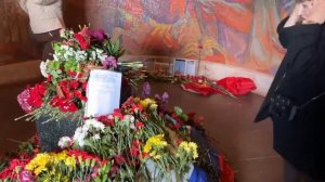 Тысячи людей почтили память советских воинов-освободителей в центре Берлина. Нескончаемый поток