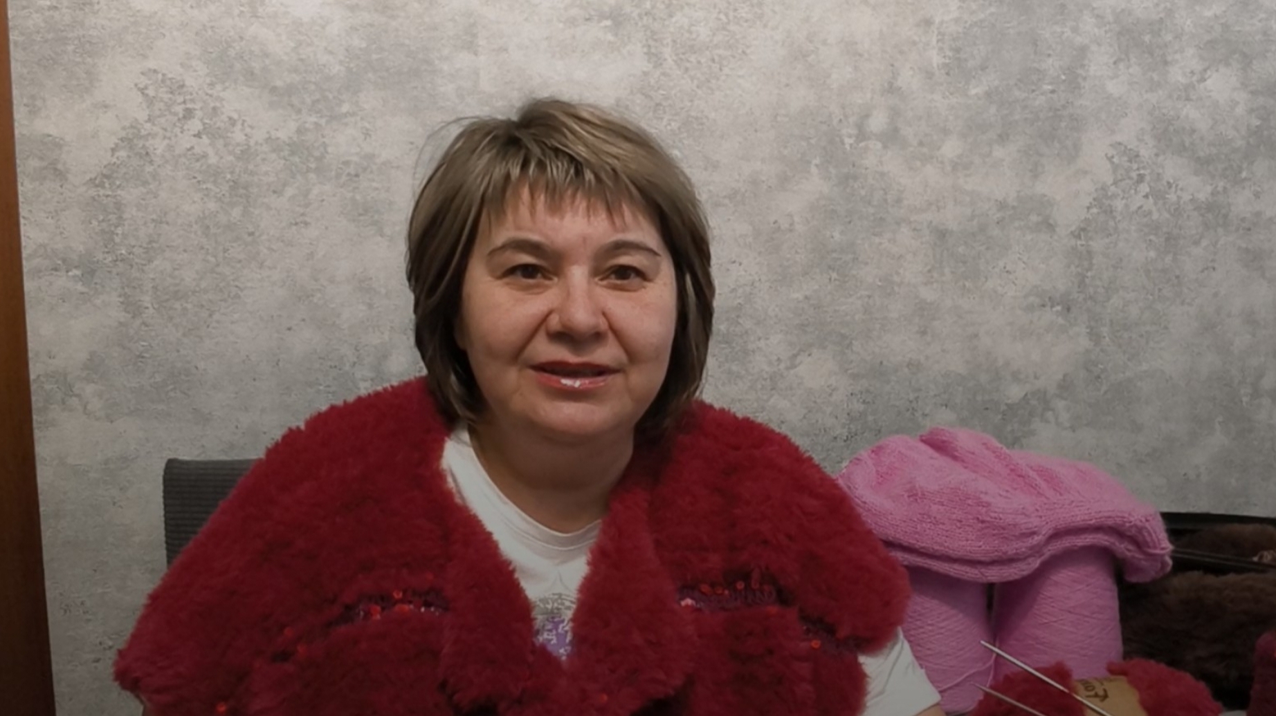 Связала 2 меховых жилета ,новый процесс на спицах.