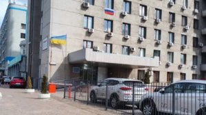 😁Накануне 9 мая в Киеве в окне здания на улице Антоновича появился росийских флаг.