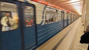электропоезд 81-717 Номерной отправляется со станции Войковская