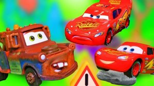 МУЛЬТИКИ ПРО МАШИНКИ 🚗 МОЛНИЯ МАКВИН И КРУЗ РАМИРЕС ЕДУТ НА ПОМОЩЬ СВОИМ ТОВАРИЩАМ. ОТВАЖНЫЕ ТАЧКИ
