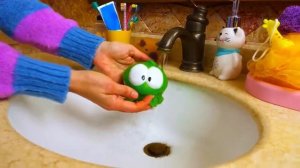 Ам Ням сбежал на улицу! Приключения в песочнице и видео про игрушки для малышей