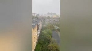Стихия атакует Урал. Екатеринбург накрыло мощным ураганом и градом. Ветер валил деревья, сносил свет