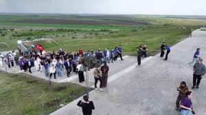 На Саур-Могиле развернули рекордное Знамя Победы.

Полотнище весом 370 кг и размером 65х35 метров