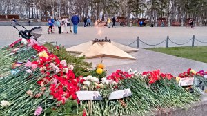 Листовки кандидата в Госдуму от ЕР Максима Иванова прямо на Вечном огне в День Победы… 🤦🏻