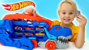 Крис играет с игрушечными машинками и спасает город Hot Wheels