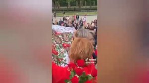 В Берлине во время шествия 9 мая немцы прогнали провокатора с флагом Украины.