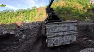 Строительство, экскаватор копает песок