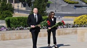 Президент Азербайджана и его супруга почтили память Гейдара Алиева
