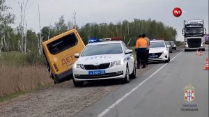 Под Омском микроавтобус с детьми столкнулся с грузовиком