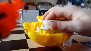 Разбираю заводную игрушку уточку