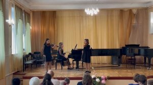 В. Моцарт «Менуэт» соль мажор, И. Брамс «Девочка и орешник», И. Брамс «Колыбельная»