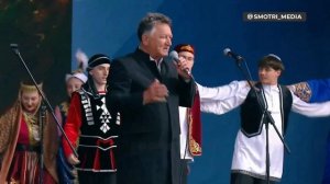 Ивангород отмечает День Победы масштабным шоу. Соседи из Эстонии традиционно пришли посмотреть.