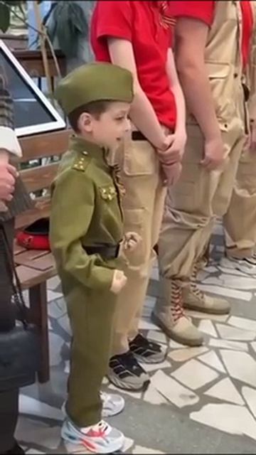 Один за всех. Маленький патриот исполняет гимн. Уважение.
