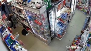 В Питере подросток оттаскала за волосы продавца в магазине: она разозлилась, что ее поймали на краже