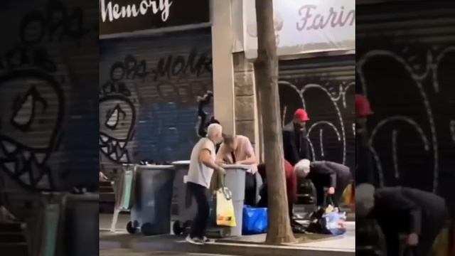 Пожилые испанцы роются в мусорных баках Барселоны в поисках еды
