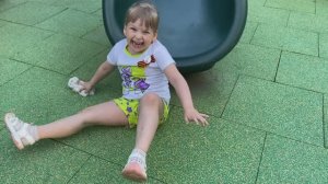 Ева катается на горках и боится упасть с качелей