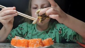 Ем роллер и фрукты 🪨🪨🪨🪨🪨