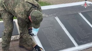 Военнослужащие группировки войск «Север» облагородили территорию у братской могилы советских воинов