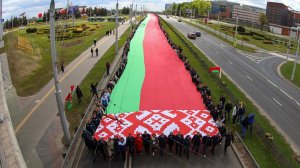 Гигантский флаг Беларуси пронесли по Минску: как страна отмечает День государственных символов?