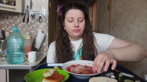 Борщ, свиное рагу, пирожки/Захейтили из-за голоса