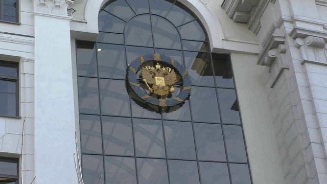 МОСКВА. Почему у Фемиды возле Верховного суда России нет на глазах повязки?