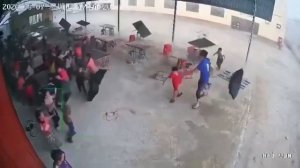 Сильнейший ветер, местами переходящий в торнадо, прошёл сегодня по центральной части Вьетнама