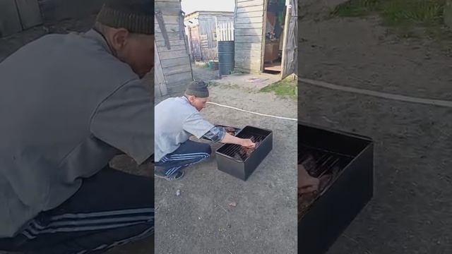 Марина Краюшкина и Вовка. Вскопали огород, коптим сало 🍖