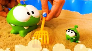 Ам Ням играет в песочнице! Развивающие видео для детей