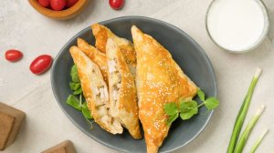 Самса с курицей, грибами и картофелем в духовке