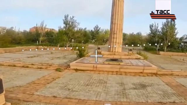 ВС РФ по воздуху доставили цветы к мемориалу в Парке Славы в подконтрольном ВСУ Херсоне.