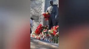 В Таллине люди снова возлагают цветы к «Бронзовому солдату». Несмотря на все запреты и давление,