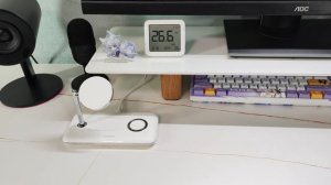 Кигуруми-кукла распаковывает Ugreen 3 in 1 MagSafe Wireless Charging Station.