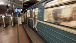 электропоезд 81-717 Номерной отправляется со станции метро Сокол