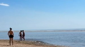 Атмосфера на пляже в Мариуполе сегодня