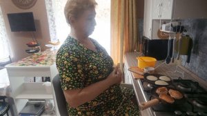 Пеку оладьи 🥞 на барном стуле.