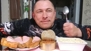 мукбанг/обжорыч/Доширак и бутерброды/