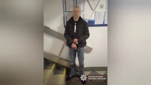 ‼️🇺🇦🏴☠️Украинский «патрiот» во Львове, увидев патруль ТЦК, взял в заложники девочку.