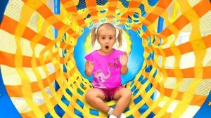 Приключение на игровой площадке с Алисой