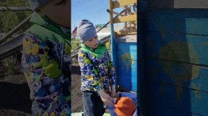 Гуляю на улице с братиком и с соседкой