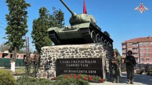 Военнослужащие «Востока» и военной полиции «Севера» возложили венки и цветы