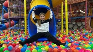Крутые Игры в Детском Центре | Видео Влог с Ярославой | Tiki Taki Kids