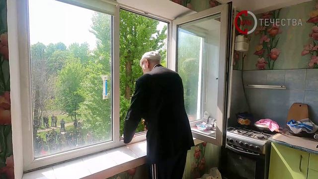 В Луганске участники акции «Парад у дома ветерана» поздравили ветерана Ивана Оленина с 9 Мая