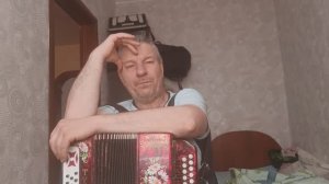 Сидим в двоем играем на гармонике и поем